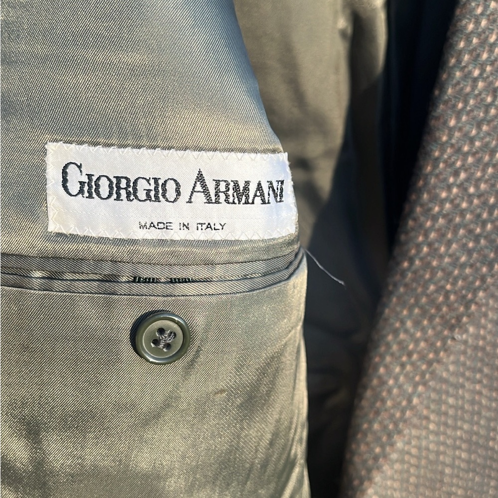 RetroGiorgio Armani 100% pure wool blazer in size 39L. Made in Italy.